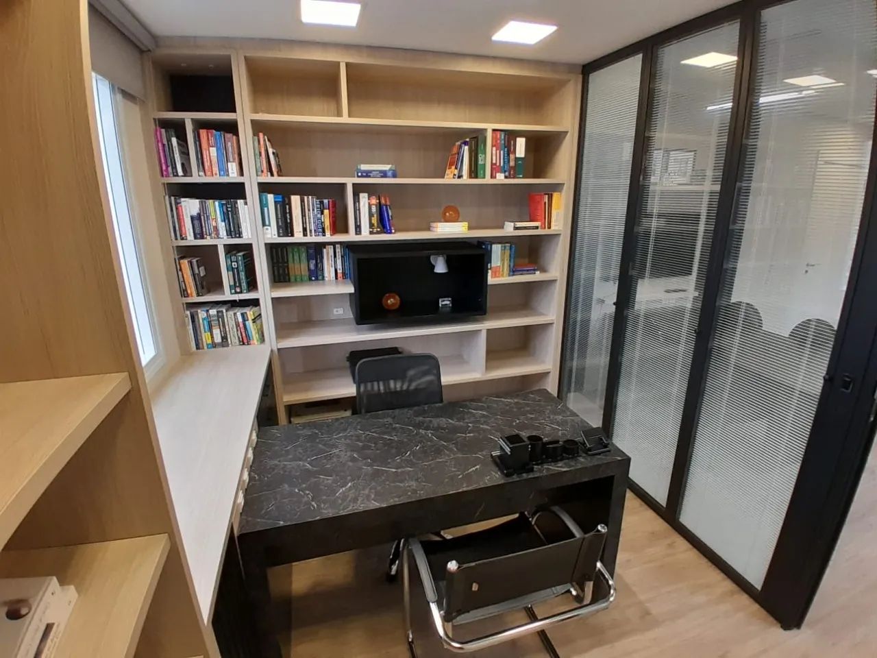 Ótima sala comercial mobiliada para locação no bairro Trindade! - Foto 2