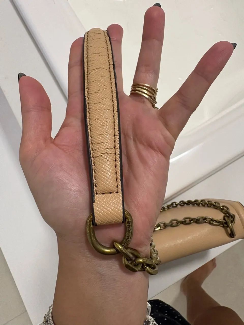 Bolsa Santa Lolla bege com corrente dourada - tiracolo a alça é longa  - Foto 5