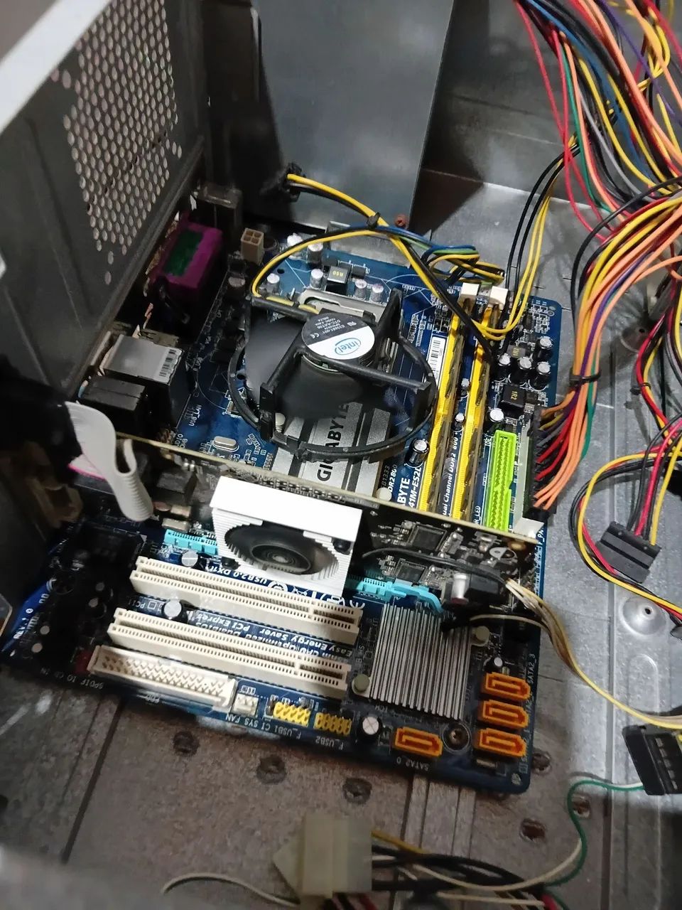 PC básico com placa de vídeo e placa mãe.
