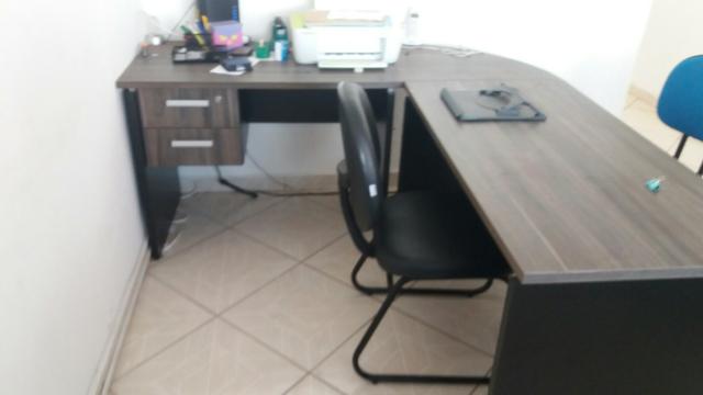 Mesa p escritório grande em L com chaves - Foto 2