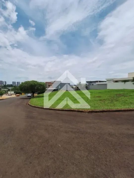 Lote diferenciado para venda no condomínio Campos do Conde com 794 m2 em ótima localização