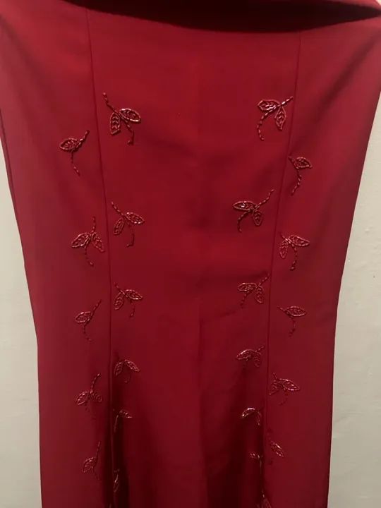 Blusa de Renda e saia estilo sereia Bordadas  com Pedrarias Vermelhas - Foto 2