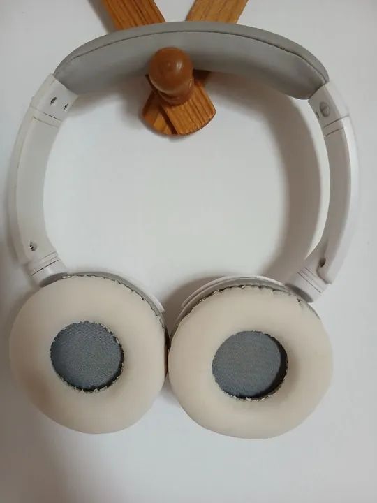 Fone de ouvido branco bluetooth - Foto 2