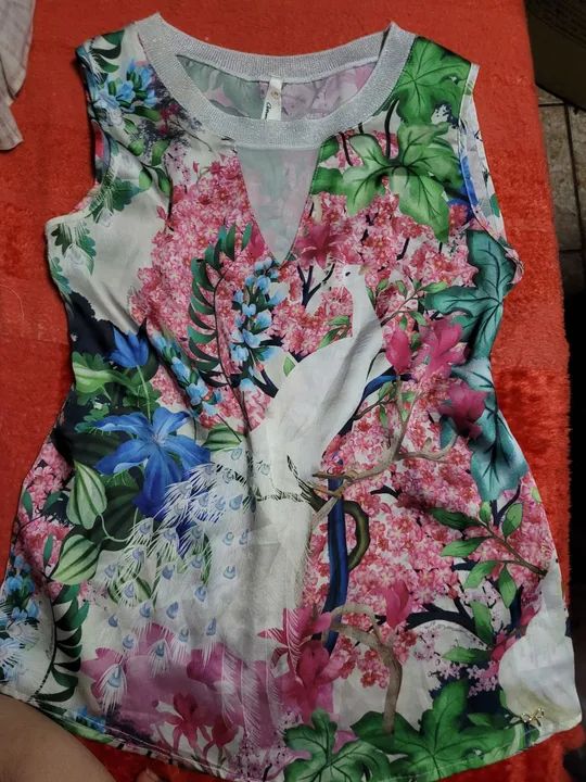 Blusa  Carmim floral e pavão branco.