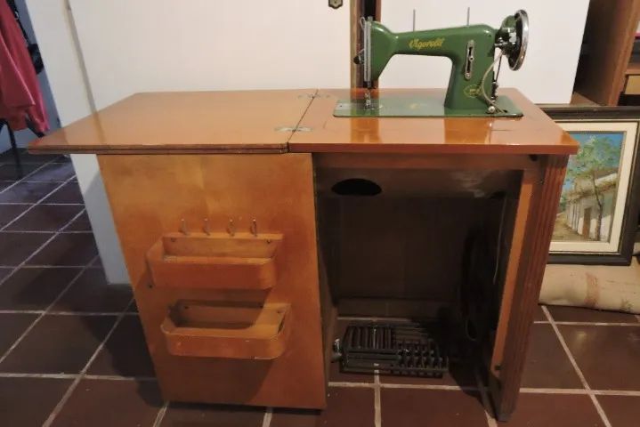 Antiguidade Relíquia - Máquina de costura reta Vigorelli, fabricada em 1959, em gabinete d