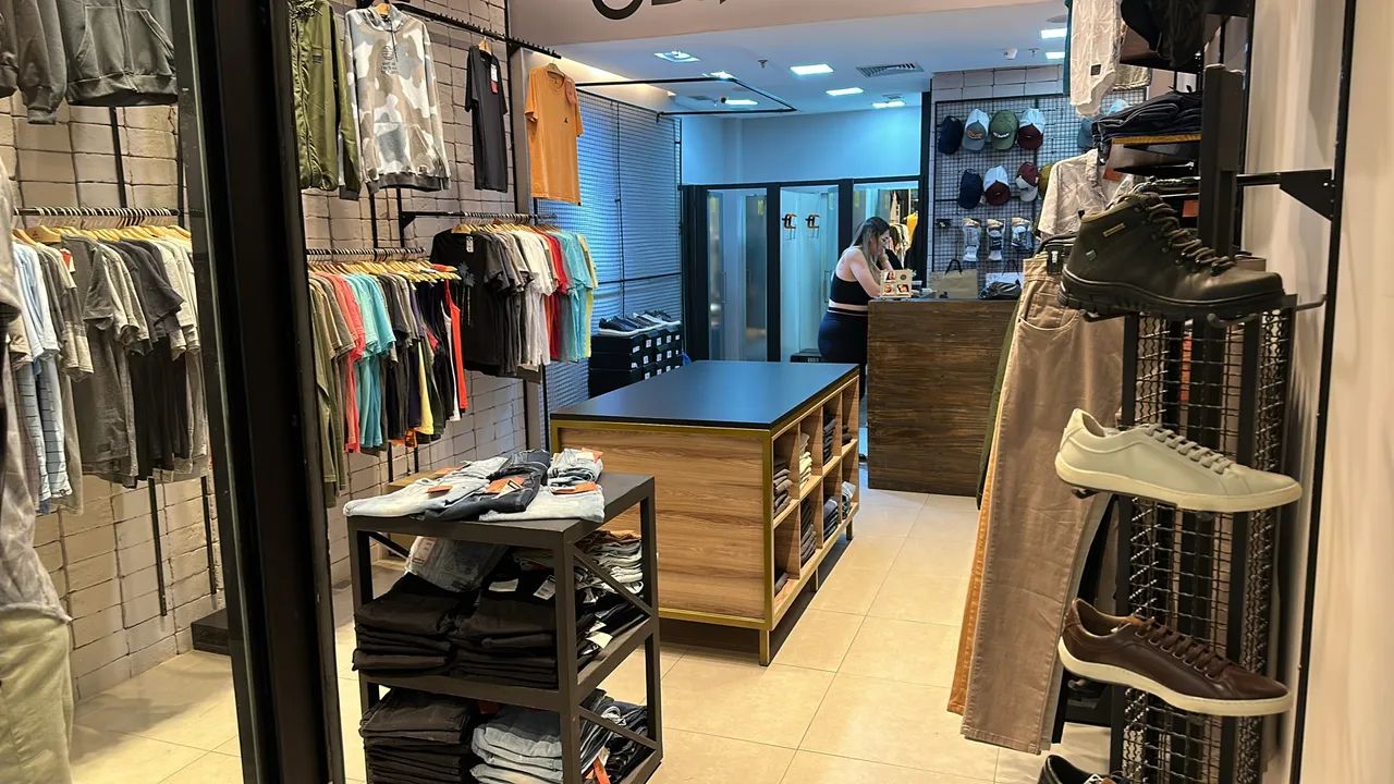 Passo mobília completa e estoque grande de roupas 