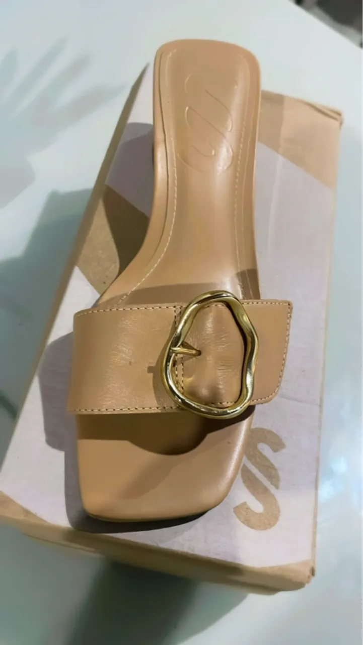 Sandália feminina bege com fivela dourada