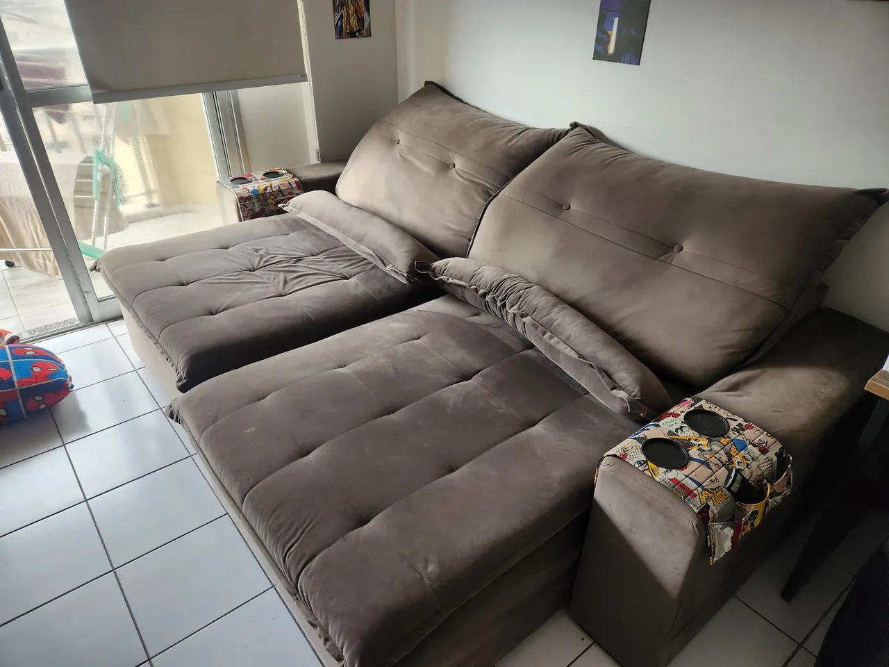 Sofá reclinável e retrátil muito confortável