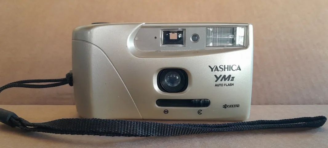 Câmera fotográfica Yashica YM II funcionando