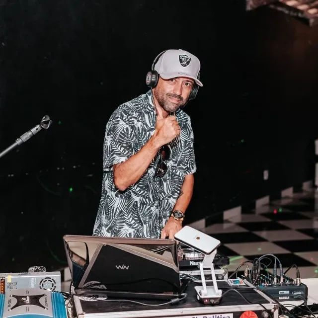 DJ + SOM PROFISSIONAL + ILUMINAÇÃO = $650