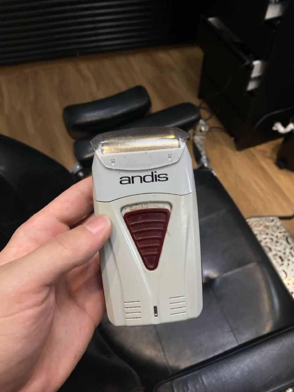 Barbeador Elétrico Andis Usado