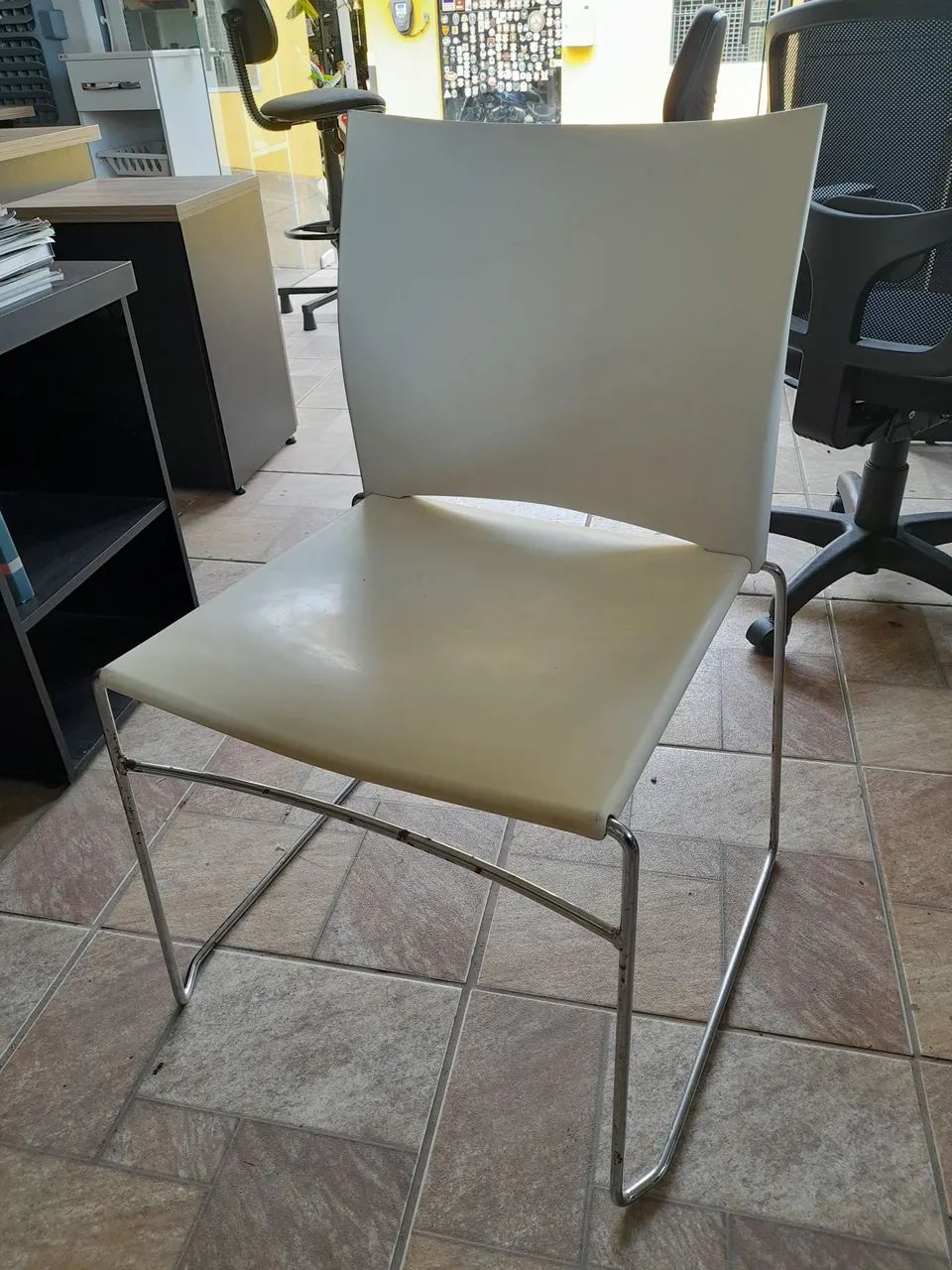 Cadeira Branca Moderna empilhavel  - Foto 2