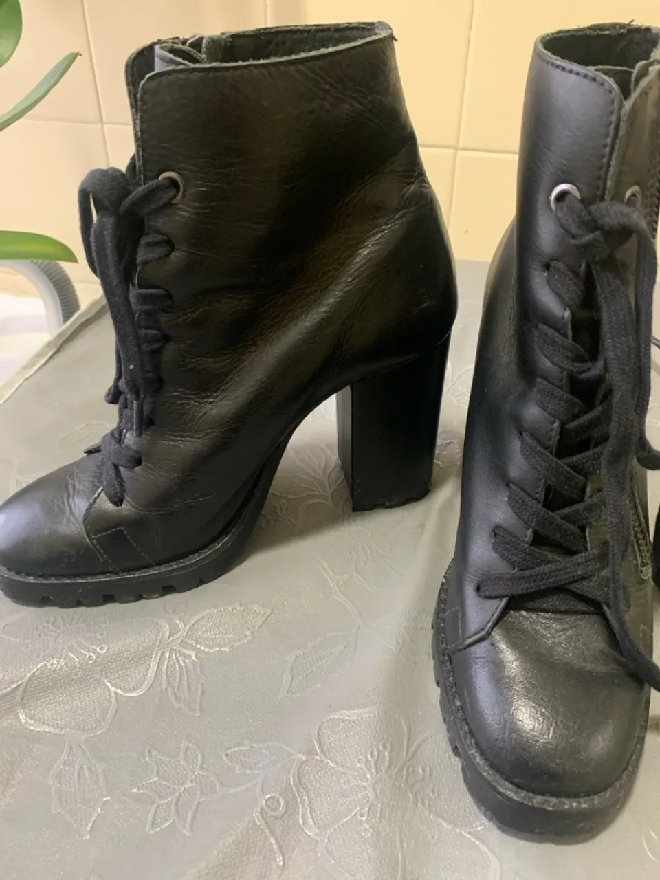 Botas Femininas de Couro Preto com Salto Alto