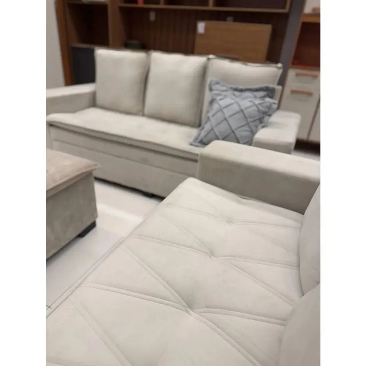 Conjunto sofá 2 + 3 lugares com puf luxo - Foto 5