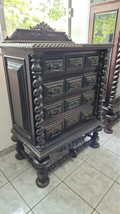 Conjunto de Móveis Antigos de Madeira Maciça