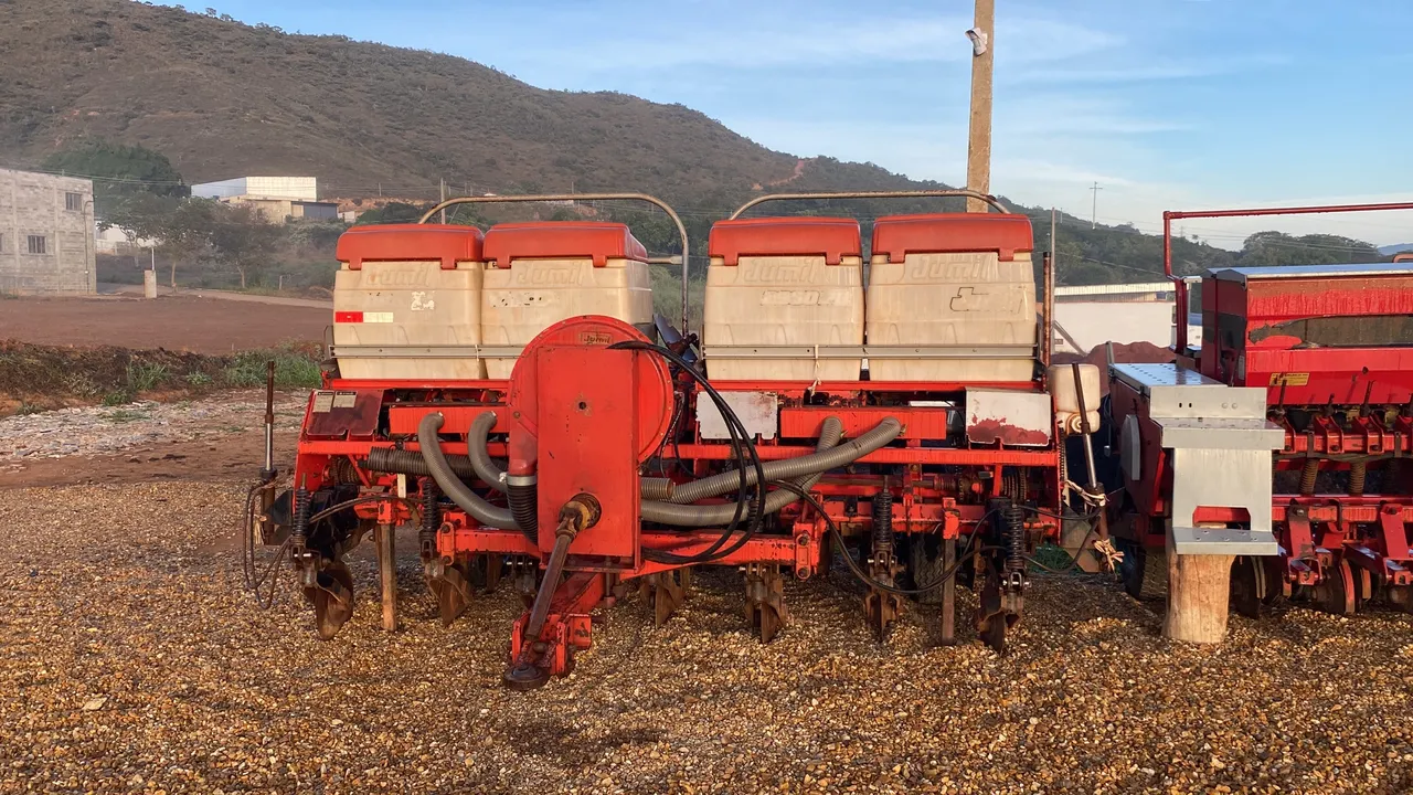 Plantadeira Adubadora Jumil 8 Linhas a vacuo