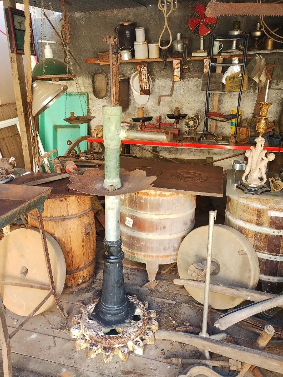 Antiga bomba de água com pedestal  - Foto 3