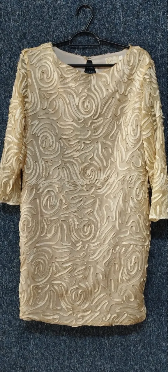 Vestido bege com detalhes em relevo