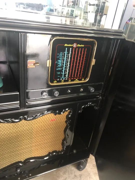 Móvel em madeira com vitrola e rádio - Foto 2