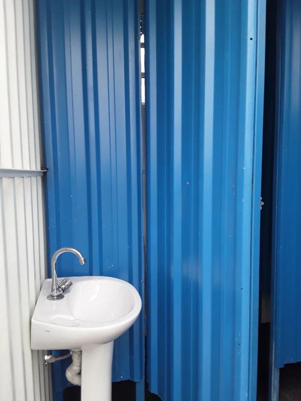 Container 3x2m banheiro com pia, 2 vasos e divisórias - Foto 6