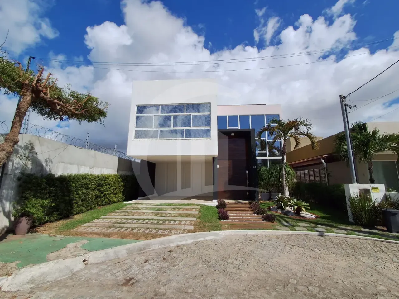 Casa em Condominio de 321m² de Área construída com 4 Quartos sendo 4 (Suítes) para Locação