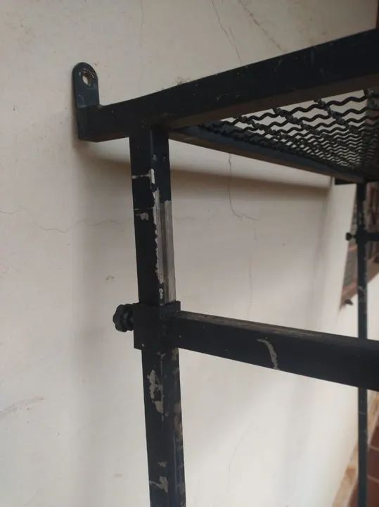 Araras de parede ideal para lojas e comércios (06 araras cada uma 120,00) - Foto 5