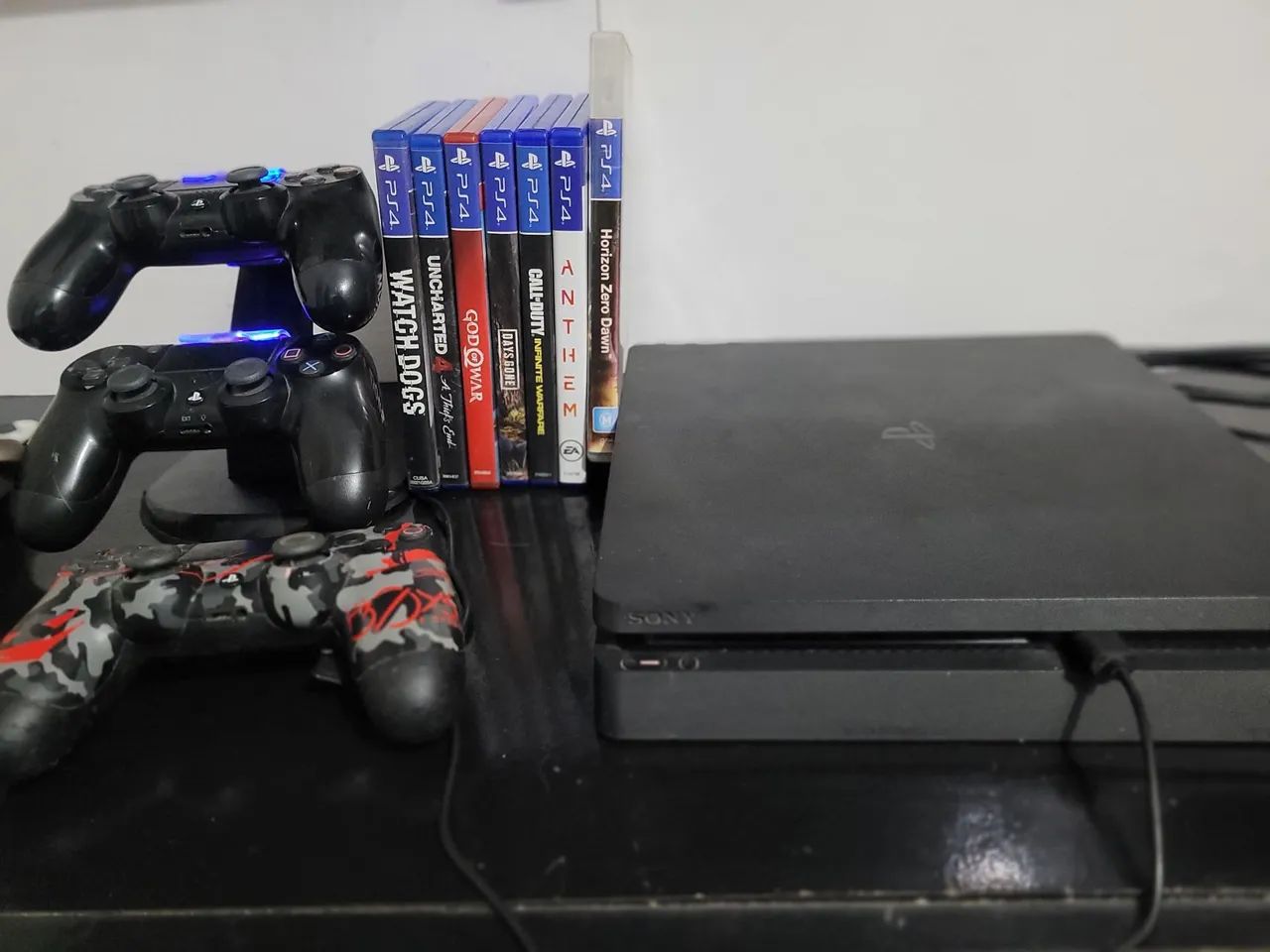 PS4 Slim com jogos e controles