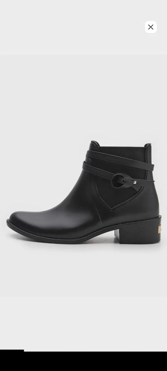 Bota Feminina Preta Cano Curto com Detalhes