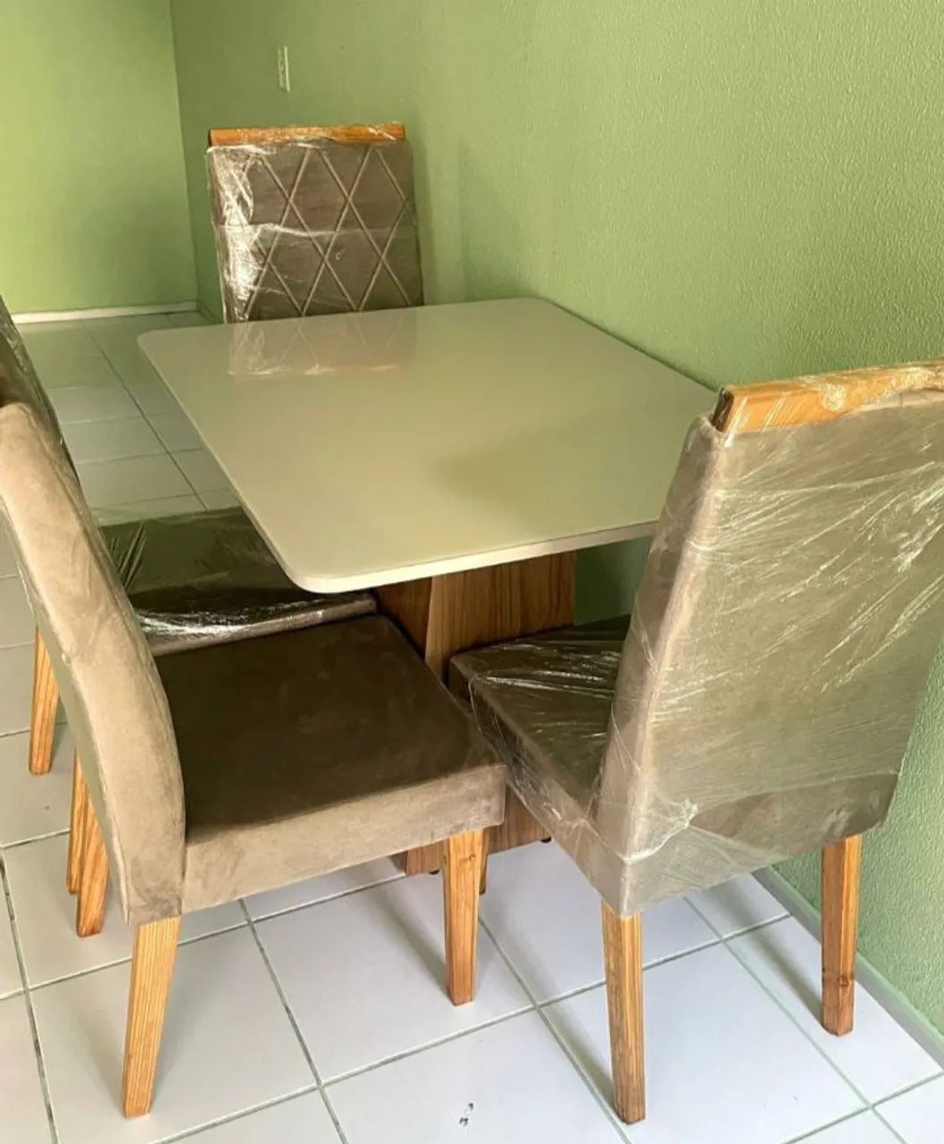 Mesa de jantar compacta com cadeiras estofadas - Foto 3