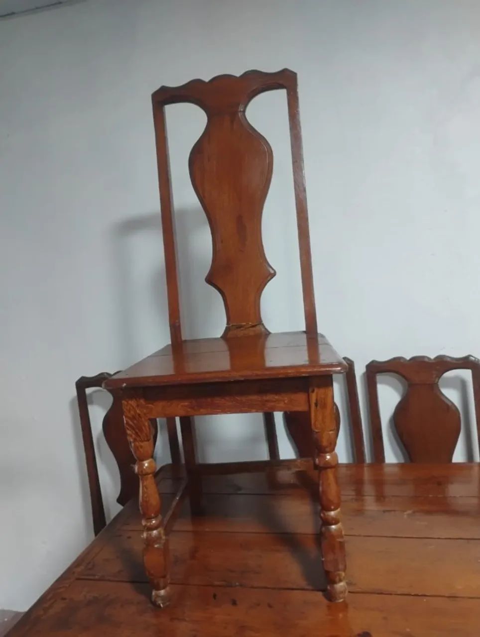 Mesa em madeira maciça (leia a descrição)
