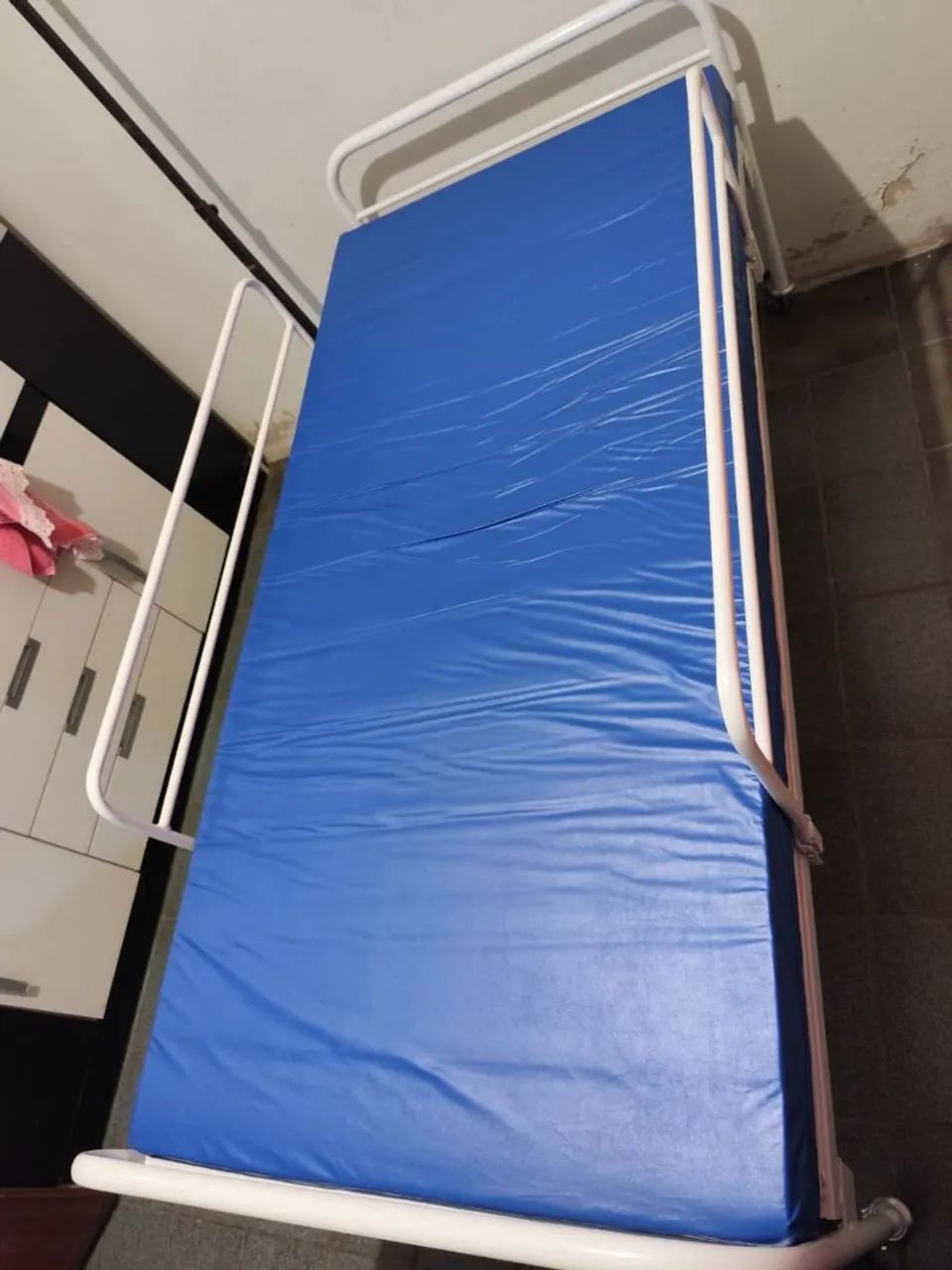 Cama Hospitalar com colchão 120 kgs com 2 manivelas - Foto 2