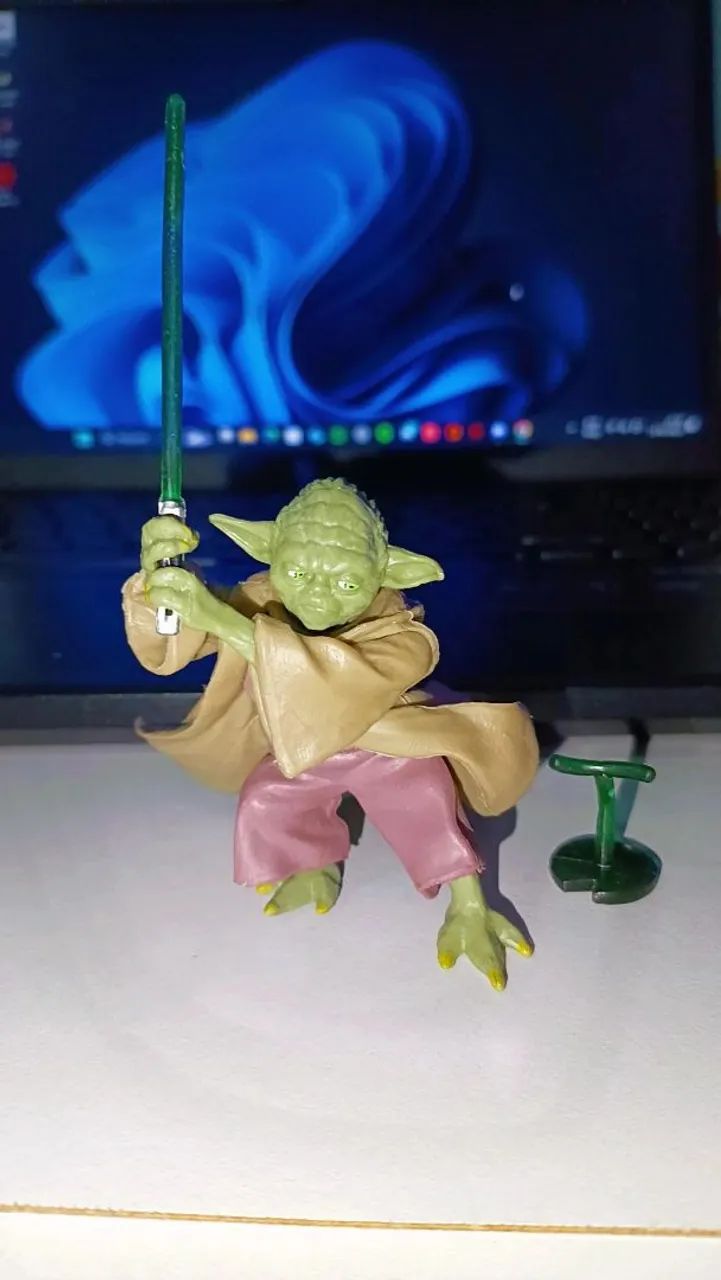 Action Figure Yoda com sabre de luz e base. - Foto 3