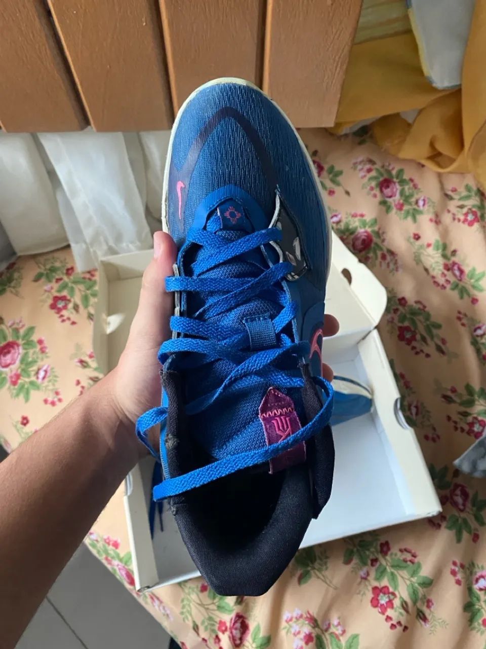 Tênis Nike Kyrie Low Precious Stones (Azul com Rosa