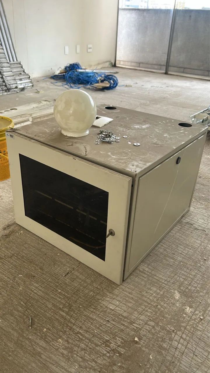 Rack de servidor 8 US com patchpanels 