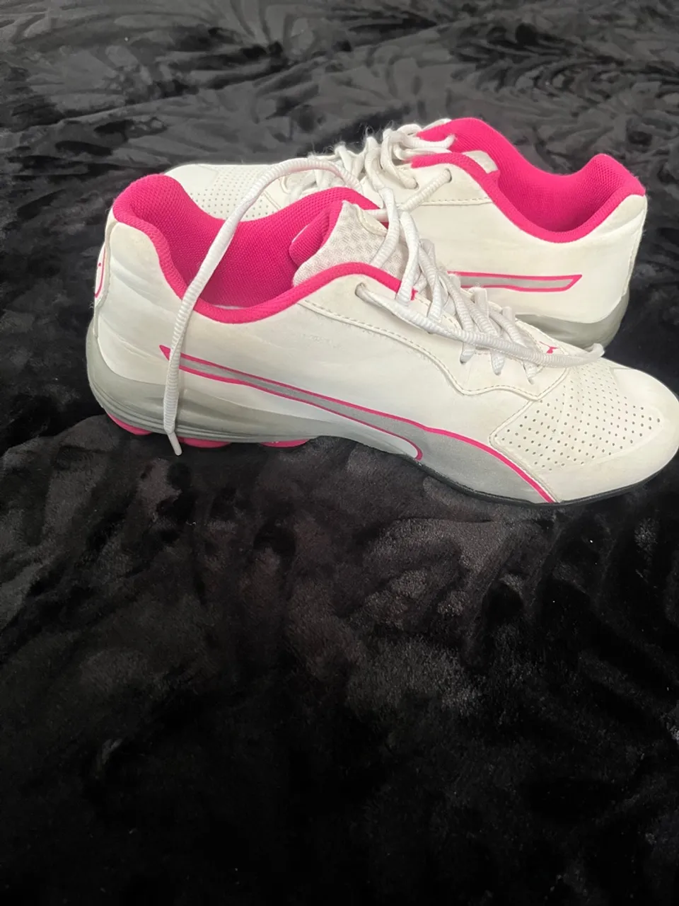 Tênis Puma Feminino Branco com Detalhes Rosa