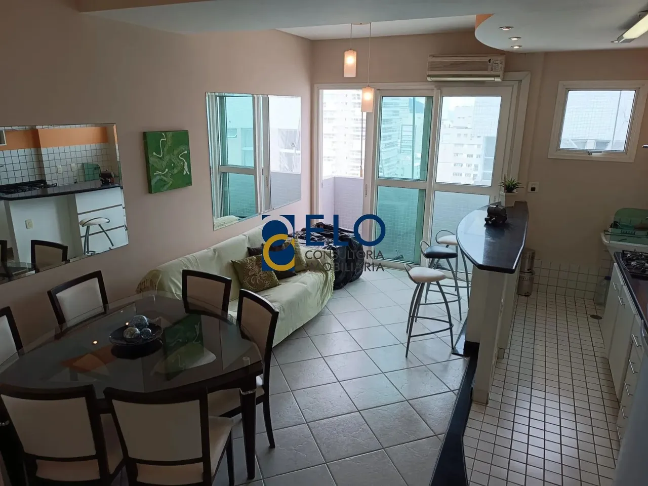 Apartamento à venda ou locação no Gonzaga, Santos-SP: 2 quartos, 3 salas, 1 banheiro, 1 va