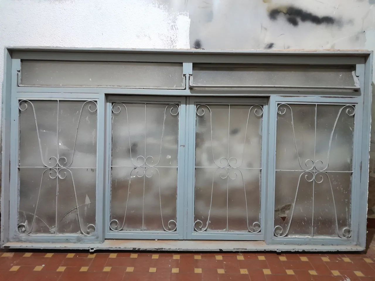 Janela de Ferro com Vidro e Grade 2 mt X 1,10mt.