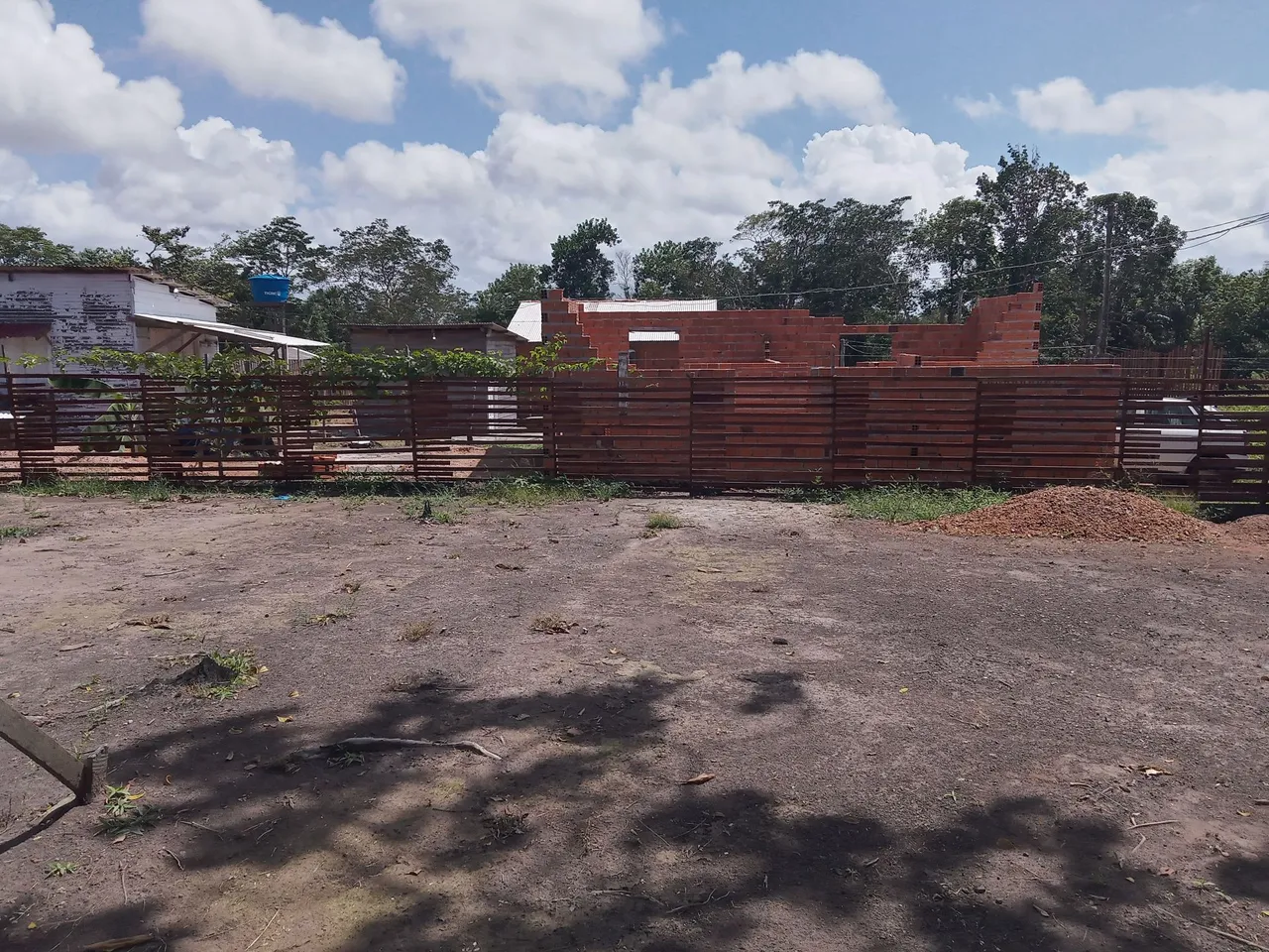 Vendo um terreno com duas casas uma de 4 metro de madeira outro de ovenaria em construção.