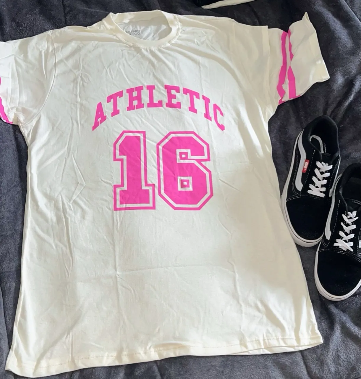 Camiseta "Athletic 16" Rosa e Branca + Vans