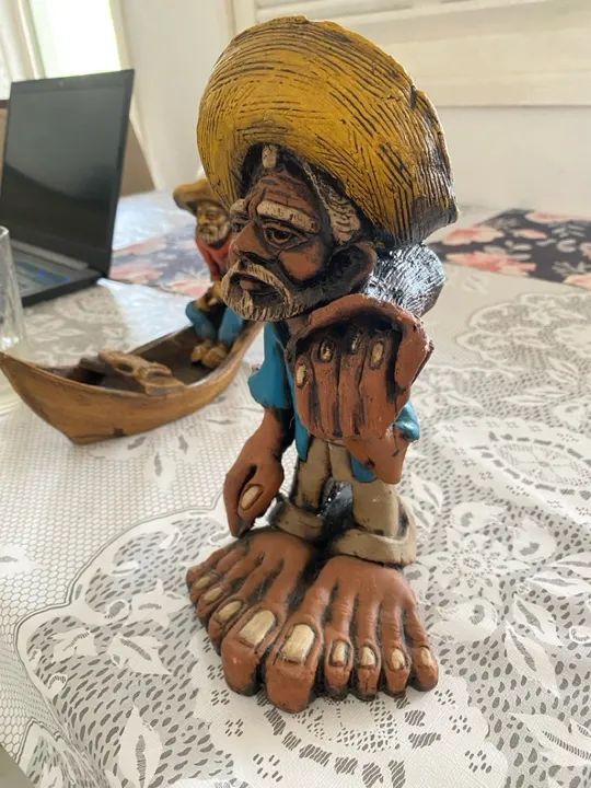 Par de Esculturas de Pescadores - Decoração Artesanal - Foto 2