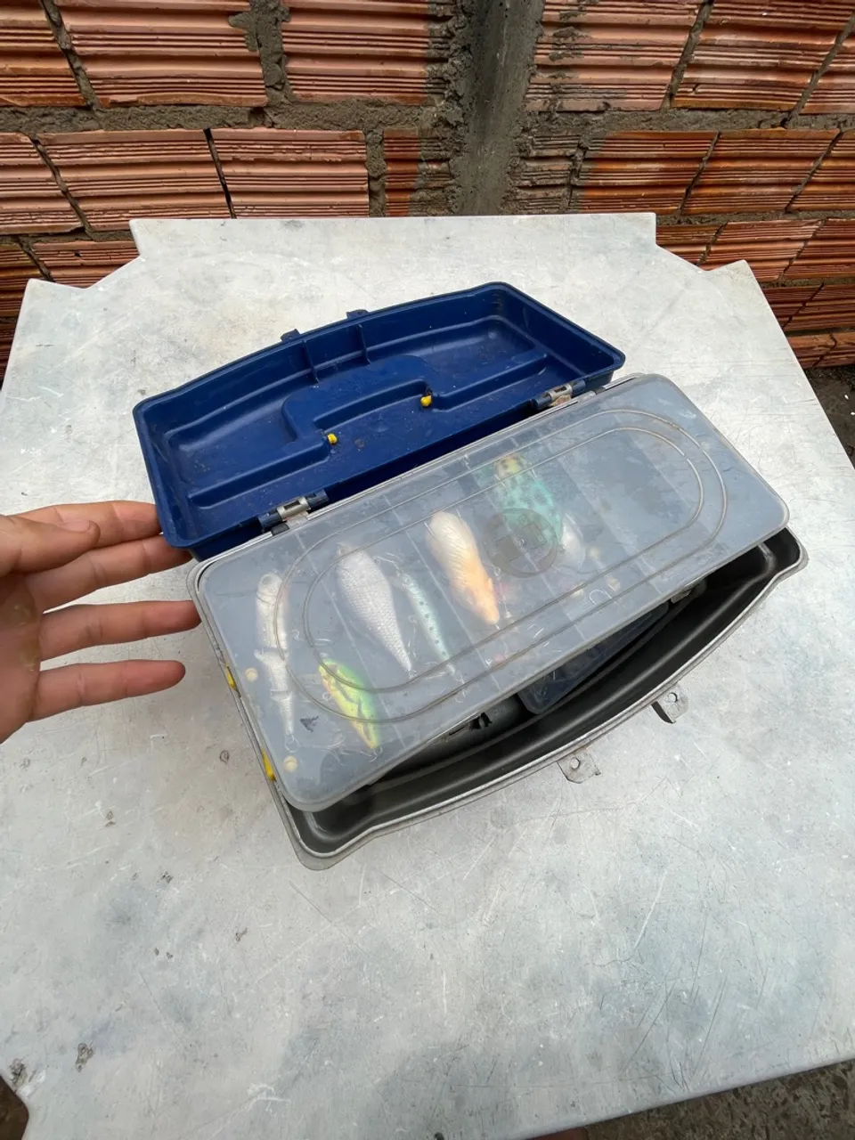 Maleta de pesca com iscas