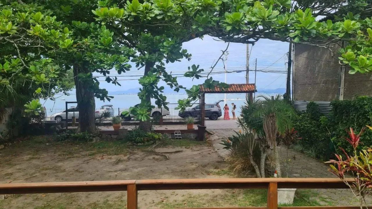 Pousada com 11 quartos em frente da praia Sambaqui