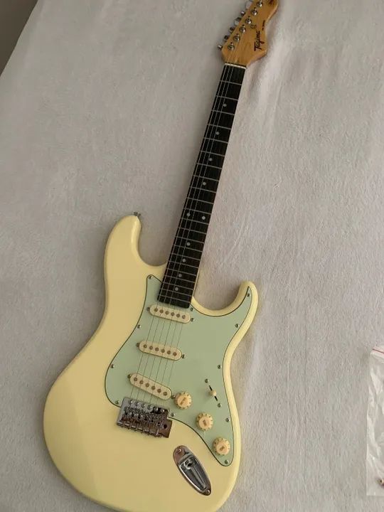 Kit Guitarra elétrica Tagima TW Series TG-500 de tília olympic white com diapasão 