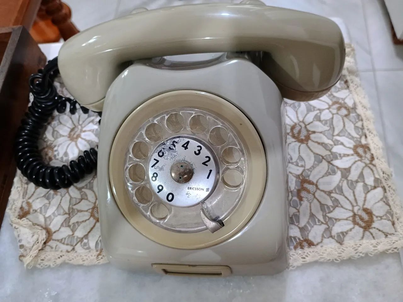 Aparelho de telefone antigo.