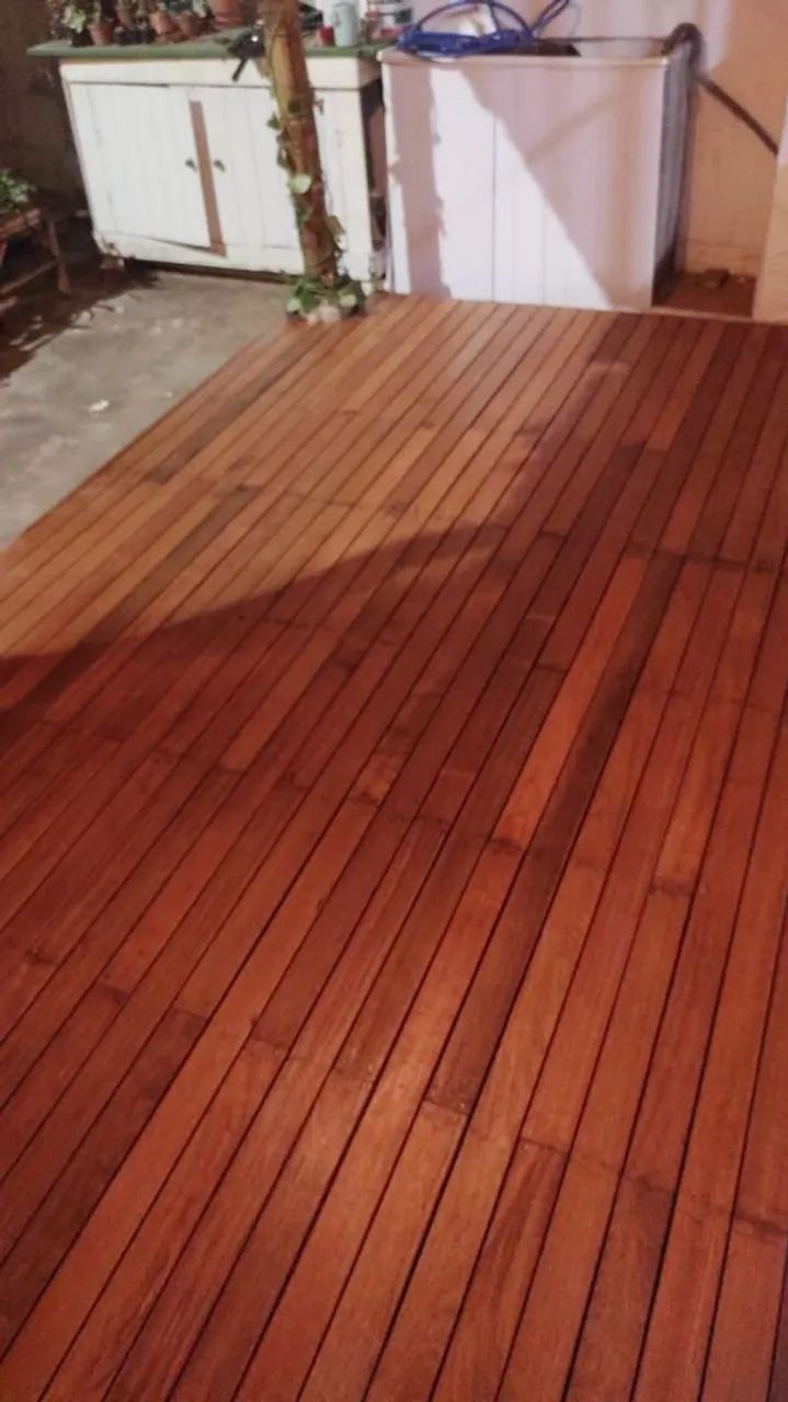 Deck de madeira para área externa