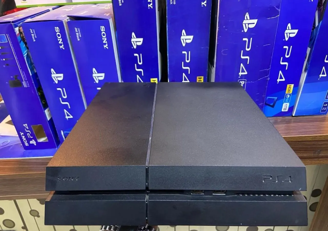 PS4 - Modelo Jet Black semi novo