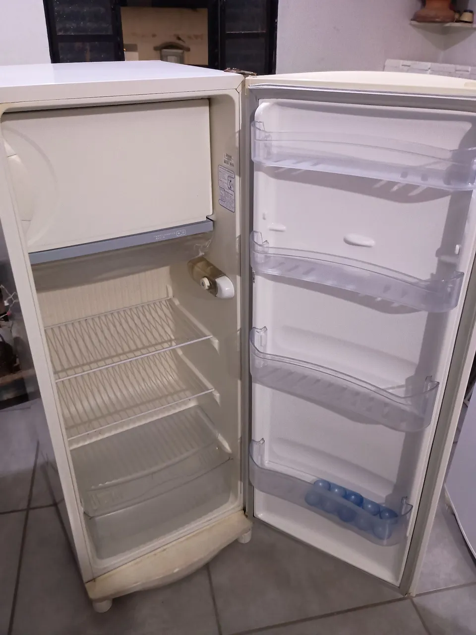 Geladeira Compacta - Ideal para espaços menores 799