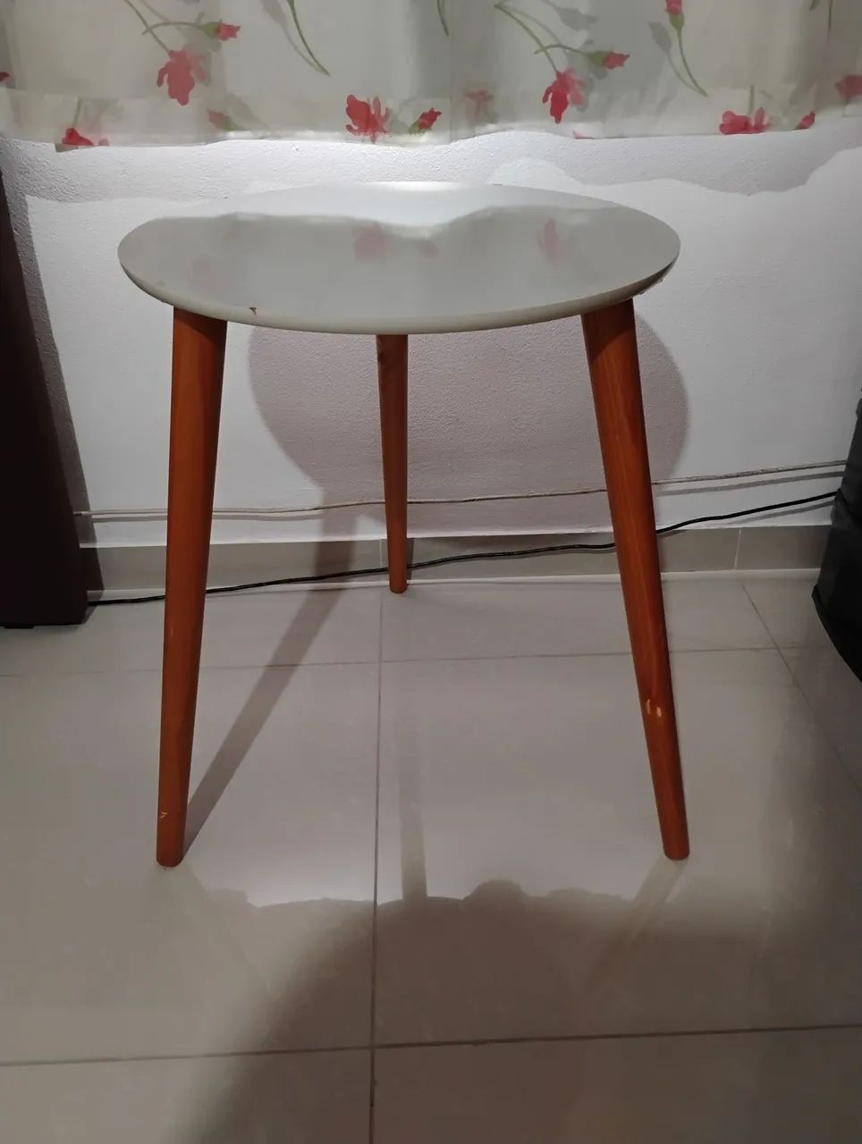 Mesa Lateral Branca com Pernas de MADEIRA MACIÇA  - Foto 2