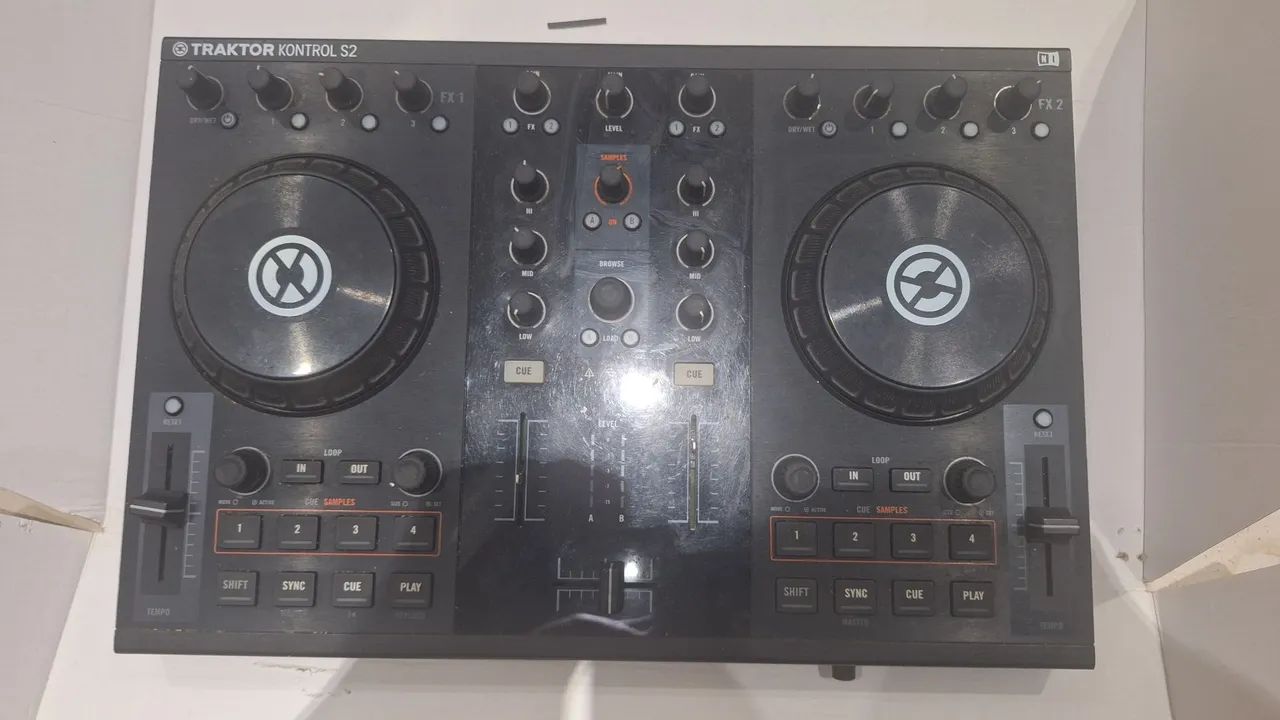 Controladora DJ TRAKTOR Kontrol S2  - Foto 4