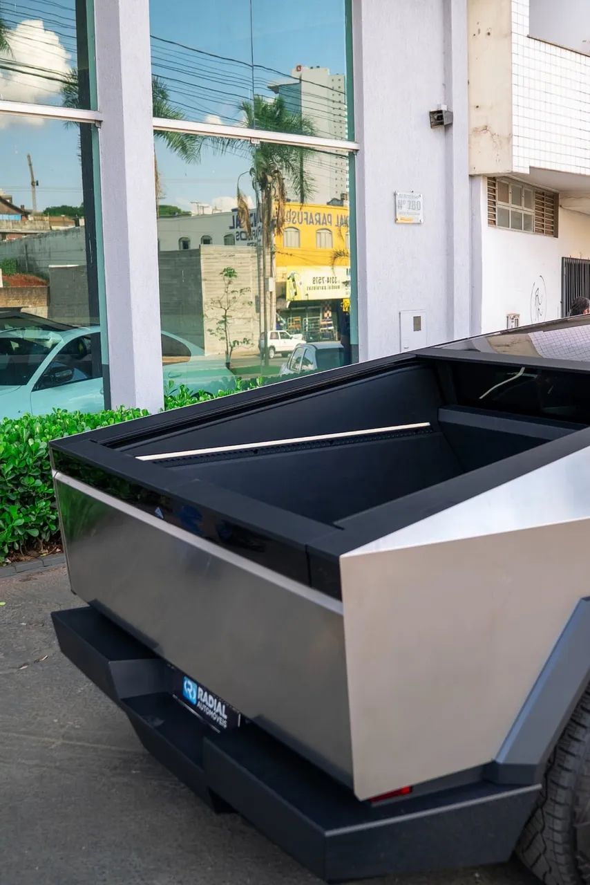 Tesla Cybertruck Foundation, foto 11 de 17